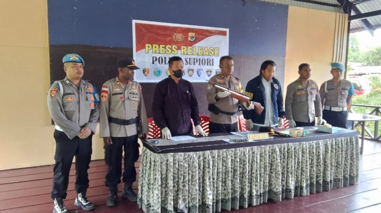 Warga Supiori Serahkan Senpi Rakitan dan Amunisi ke Polisi