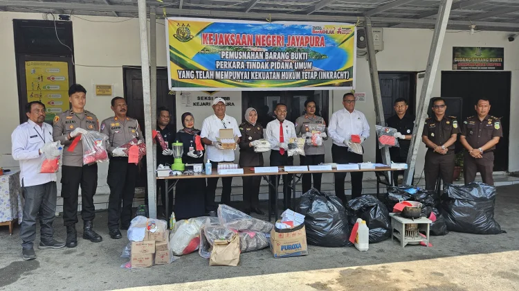 Kejari Jayapura Musnahkan Barang Bukti 49 Perkara Pidana