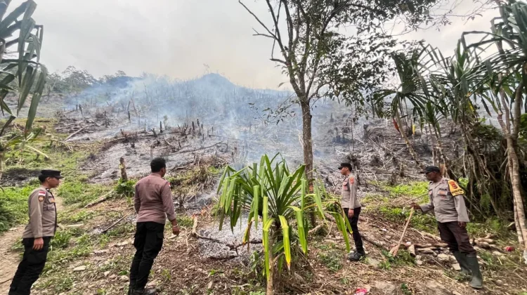 Polsek Kelila Padamkan Kebakaran Lahan di Bukit Yibaleme