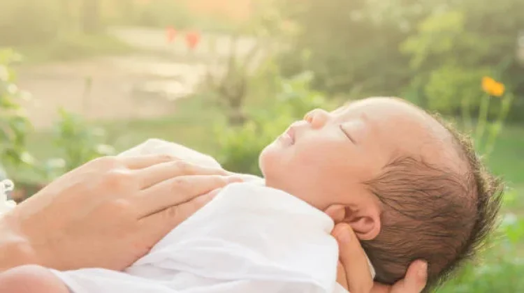 Cara Aman dan Waktu yang Tepat serta Manfaat Menjemur Bayi di Pagi Hari