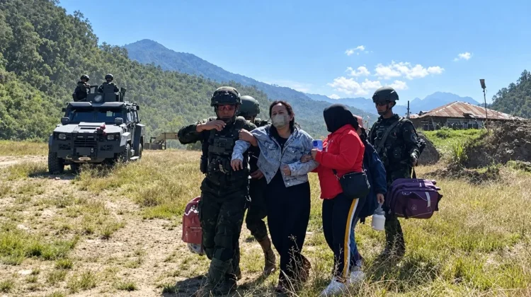 Koops TNI Habema Evakuasi Istri Korban Kekerasan dari Kelompok Bersenjata