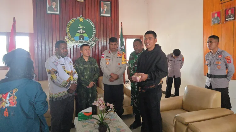 Pemkab Nduga Serahkan Santunan 100 Juta Rupiah untuk Keluarga