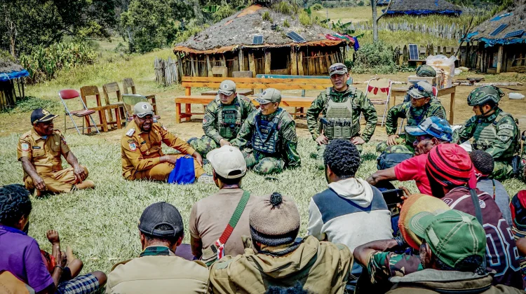 Koops TNI Habema dan Pemkab Intan Jaya Buka Akses Pelayanan di Ugimba