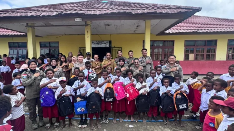 Satgas Damai Cartenz Gelar Bakti Sosial di SD Inpres Kenyam