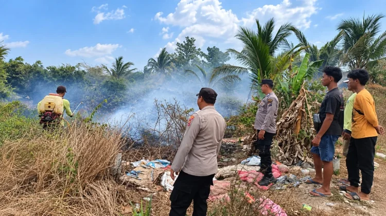 Polsek Kurik Bersama Warga Padamkan Kebakaran Lahan di Kampung Wonorejo