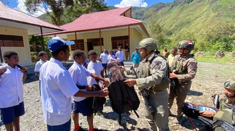 Satgas Damai Cartenz Salurkan Perlengkapan Sekolah bagi Pelajar di Mewoluk