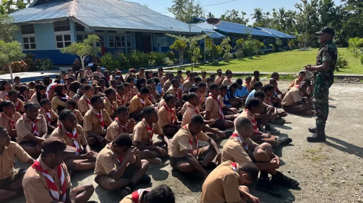 Yonif TP 810/BEM Bekali Siswa SMPN 5 Sentani dengan PBB dan Pendidikan Karakter