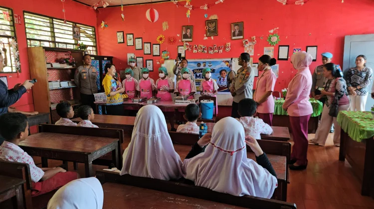 SPPG Polda Papua Menggelar Uji Coba MBG Pola Prasmanan di SD Negeri Inpres Dok VIII