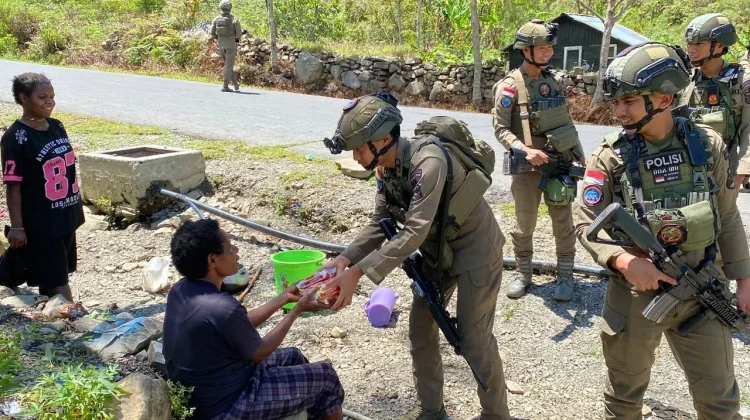 Satgas Ops Damai Cartenz menggelar Patroli Humanis di Distrik Muara, Puncak Jaya