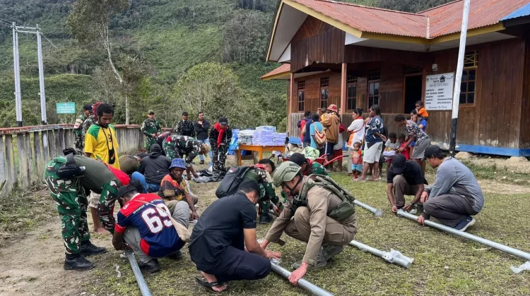 Polri dan TNI Menghadirkan Layanan Listrik Panel Surya di Arinkop, Pegubin