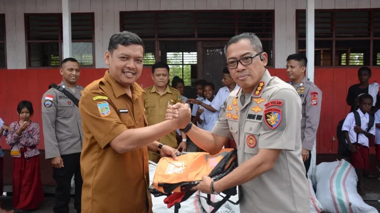 Satgas Damai Cartenz Membagikan 500 Tas Sekolah untuk Siswa di Pomako