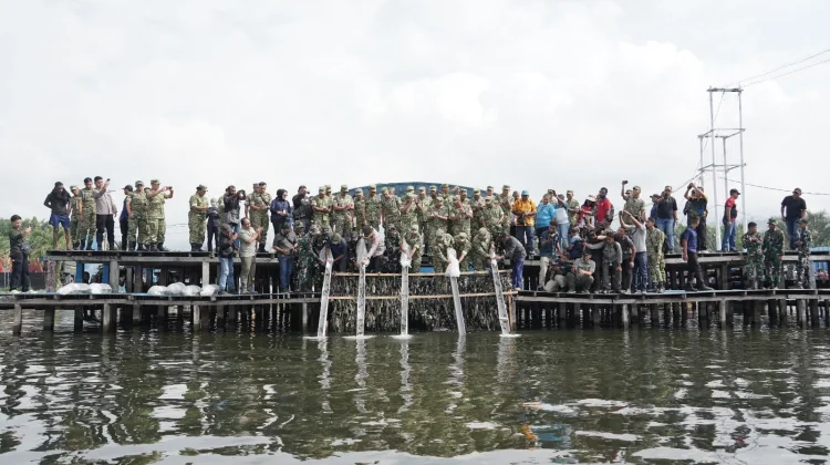HUT ke-81 TNI, Pangdam Cenderawasih Menebar Ribuan Benih Ikan di Danau Sentani