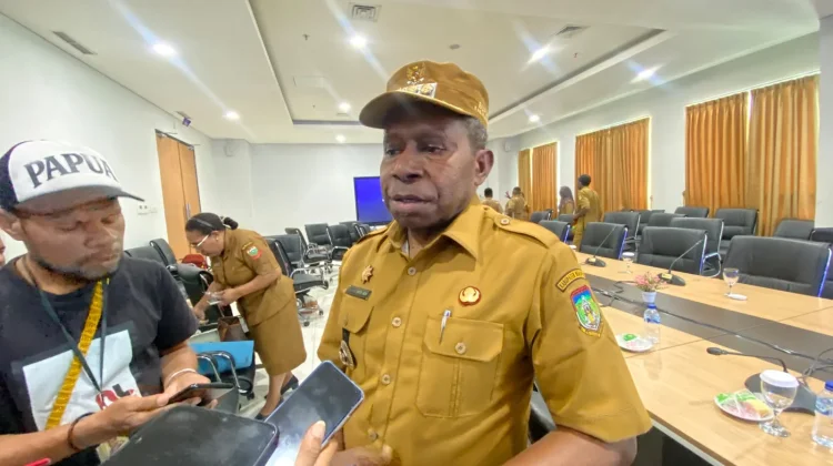 Bupati Waropen Dorong Jalan 'Pantura' Papua Tersambung