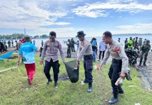 TNI, Polri dan Pemda Sarmi Menggelar Aksi Bersih Pantai