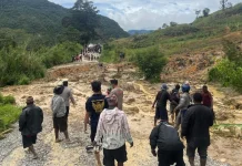 TNI-Polri Bantu Membuka Akses Jalan yang Terputus Akibat Longsor