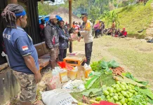 Polres Tolikara Berikan Dukungan Moral dan Bantuan kepada Warga Berduk