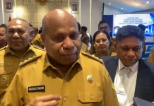 Gubernur Papua Minta Guru Yayasan Tak Ditarik ke Sekolah Negeri