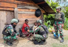 Satgas Yonif 743/PSY Beri Layanan Kesehatan Warga Tirineri Puncak