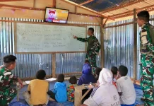 Tumbuhkan Semangat Belajar TNI Bangun Kelas Sederhana