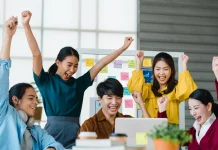 Rekan Kerja Suportif Kunci Kebahagiaan Karyawan di Kantor