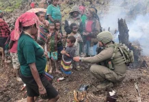 Polisi Berbagi Keceriaan dengan Anak-Anak Papua di Sugapa