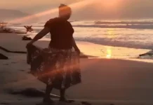 Pantulan Senja Melukis Laut dengan Nuansa Emas