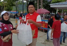 Pendukung PSM Makassar Papua Berbagi Takjil Ramadhan