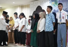 Kemenag Papua Salurkan Beasiswa Bagi Siswa Kurang Mampu