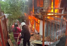 Polisi Bantu Padamkan Kebakaran di Dok V Jayapura