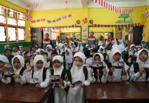 Pertamina Bagikan 2.000 Paket Sekolah Bagi Anak Papua