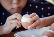 Kulit Telur Lengket saat Dikupas, Ini Penyebabnya