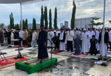 Ribuan Umat Muslim Sholat Idulfitri di Halaman Kantor Gubernur Papua