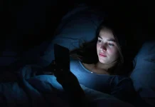 WHO Ingatkan Kurangi Scroll Ponsel agar Tidur Lebih Berkualitas