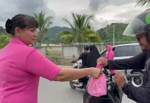 Polsek Jayapura Selatan Bersama Bhayangkari Berbagi Takjil untuk Masyarakat di B