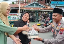 Polsek Heram Bagikan TakJil Ramadhan Kepada Masyarakat di Waena