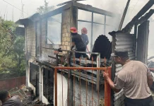 Respon Cepat Laporan 110, Polresta Bantu Padamkan Kebakaran Rumah Warga
