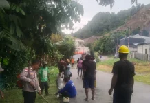 Bhabinkamtibmas Kampung Yoka Bersama Warga Gelar Kerja Bakti