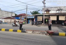 Panit Lantas Polsek Abepura Perbaiki Median Jalan yang Dirusak