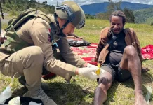 Satgas Damai Cartenz Berikan Pelayanan Kesehatan di Sinak