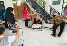 Kemenhaj Kota Jayapura Mulai Bagikan Koper Haji