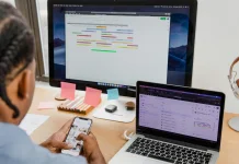 Orang Indonesia, Tiga Jam Sehari di Tujuh Platform Sekaligus