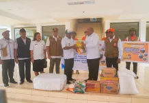 Gubernur Papua Salurkan Bantuan untuk Korban Banjir Jayapura