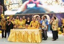 Tokoh Papua Barnabas Suebu Rayakan 80 Tahun