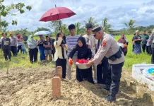 Upacara Kedinasan Iringi Persemayaman dan Pemakaman Aiptu Imam