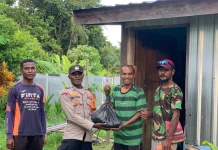 Bhabinkamtibmas Polsek Sentani Kota Salurkan Bantuan Kasih kepada Warga