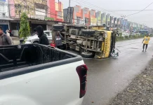 Truk Berpenumpang Terbalik di Sentani, 19 Orang Mengalami Luka-Luka