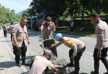 Polres Jayapura Lakukan Penambalan Jalan Berlubang