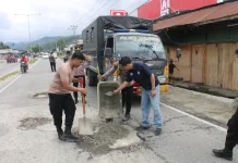 Polres Jayapura Kembali Melakukan Perbaikan Jalan Berlubang di Doyo Baru