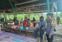 Personil Polsek Nimboran Sambangi Warga di Pasar Pagi
