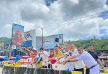 Umat Buddha Papua Tuang Eco Enzyme di Kali Acai
